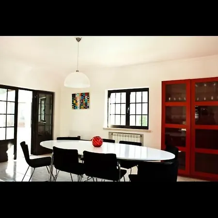 Large With Large Garden Bbq Area Pool And Annex Fully Detached